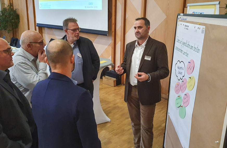 Der stellvertretende Vorsitzende Alfred Keller diskutiert mit seinen Obermeisterkollegen, wie Jugendliche mit der Ausbildungswerbung noch besser erreicht werden können.