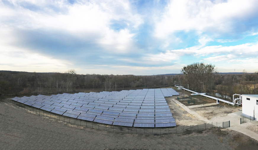 Die Kollektorfelder der Marke Ritter Solar XL in Potsdam sind eine der größten Solarthermie-Anlagen Deutschlands. In Betrieb genommen wurden sie im Rahmen einer umfassenden Dekarbonisierungs-Sstrategie der Energie und Wasser Potsdam GmbH.