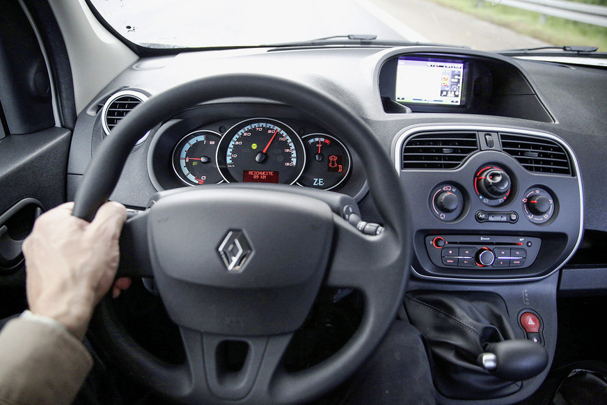 Tour unter 80 km: Den Energievorrat braucht man dann nicht stets im Blick behalten (hier: Renault Kangoo).