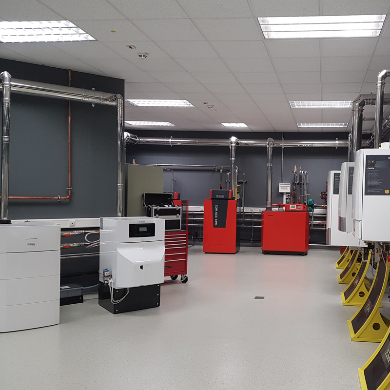 Auch das neue Schulungszentrum in Parsdorf bei München bietet Theorie und Praxis an aktuellen Geräteserien