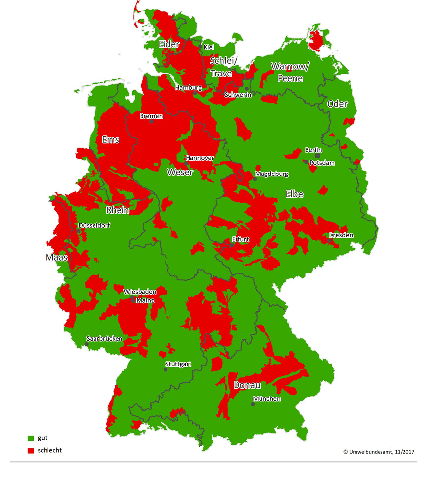 Die roten Flächen weisen Grundwasserkörper mit einer hohen Nitratbelastung von ≥ 50 mg/l aus. Organische Substanzen liefern nachweislich Nährstoffe für mikrobielles Wachstum im Trinkwasser.