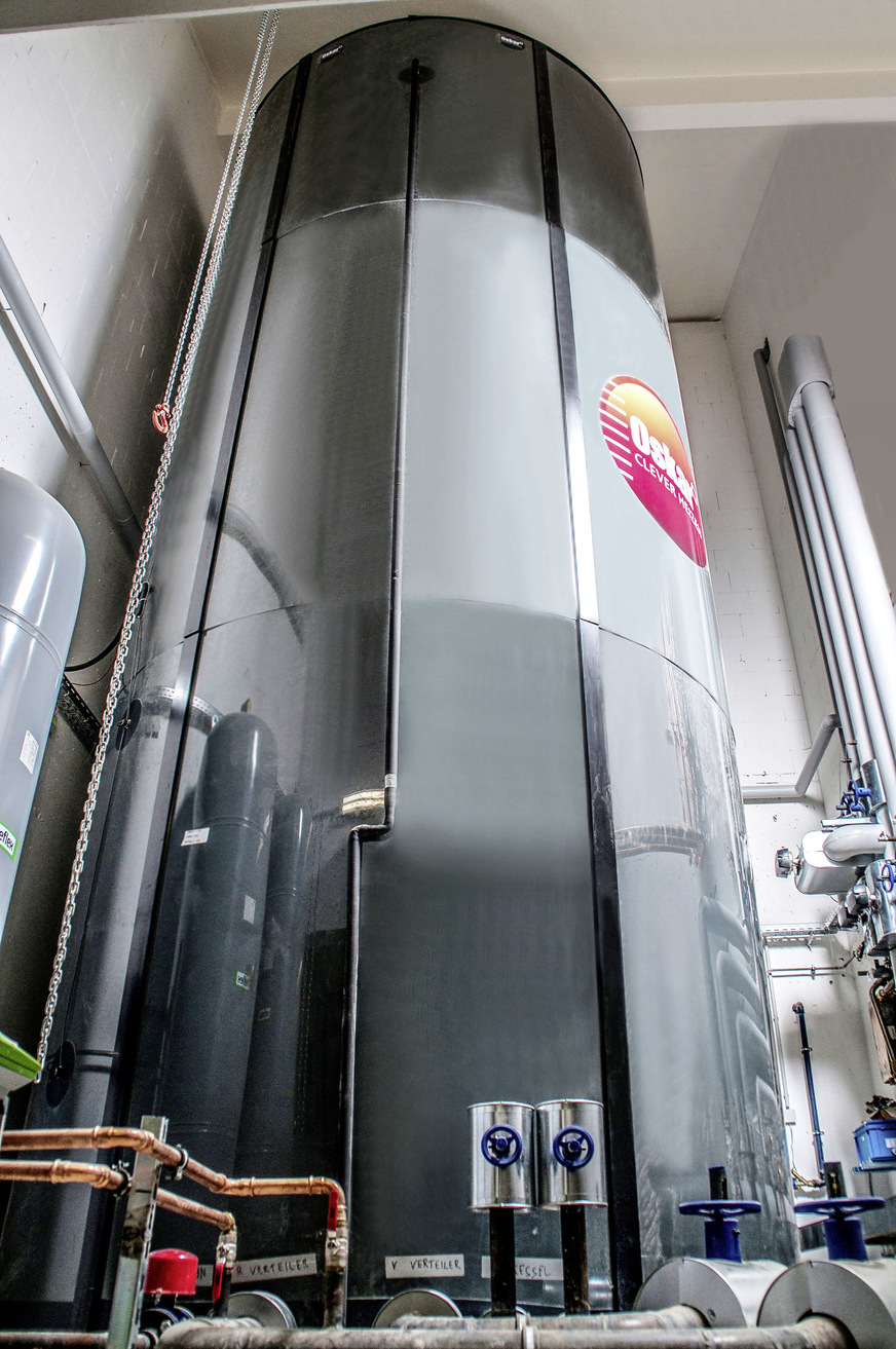 Ein intelligentes Energiemanagement vermeidet in Nahwärmenetzen hohe Leistungsverluste durch starke Temperaturdifferenzen. Im Gewerbegebiet von Haßfurt trägt dazu ein 27 000-l-Schichtspeicher von Ratiotherm bei.
