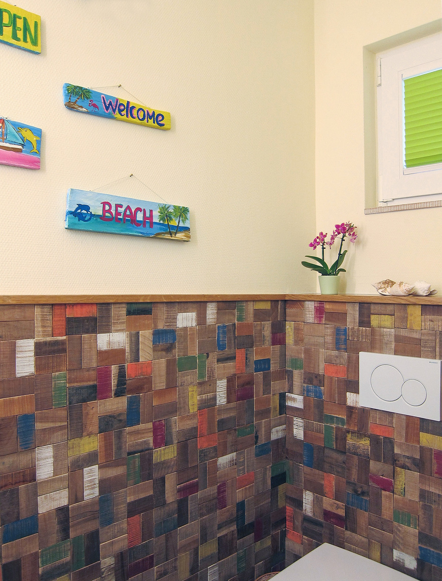 Die Wände erhielten ein Holzmosaik. Wie bei anderen Mosaiken auch sind die einzelnen Holzstücke auf einem Kunststoffnetz verklebt. Nach dem Aufbringen wurde die Oberfläche mit einer „unsichtbaren“ matten Versiegelung beschichtet.