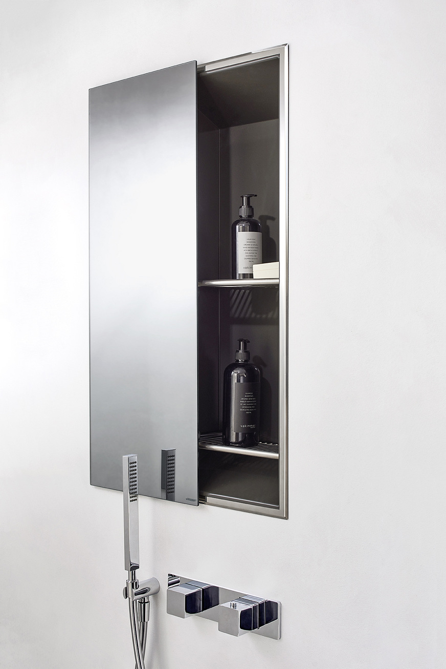 Die Nischenablagebox ist im Inneren so ­gestaltet, dass Spritzwasser und Seifen­reste einfach abfließen können. Die Schiebetür ist in zwei Ausführungen erhältlich: zur Öffnung von links oder rechts.