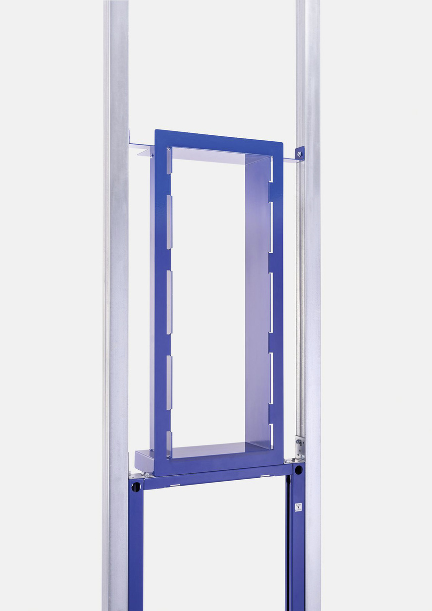 Die Box wird mithilfe eines Rohbausets zu einem festen Bestandteil des Installationselements. Größe und Position werden so früh im Planungsprozess festgelegt, dass die Ablage nicht mit später installierten Rohrleitungen kollidiert.