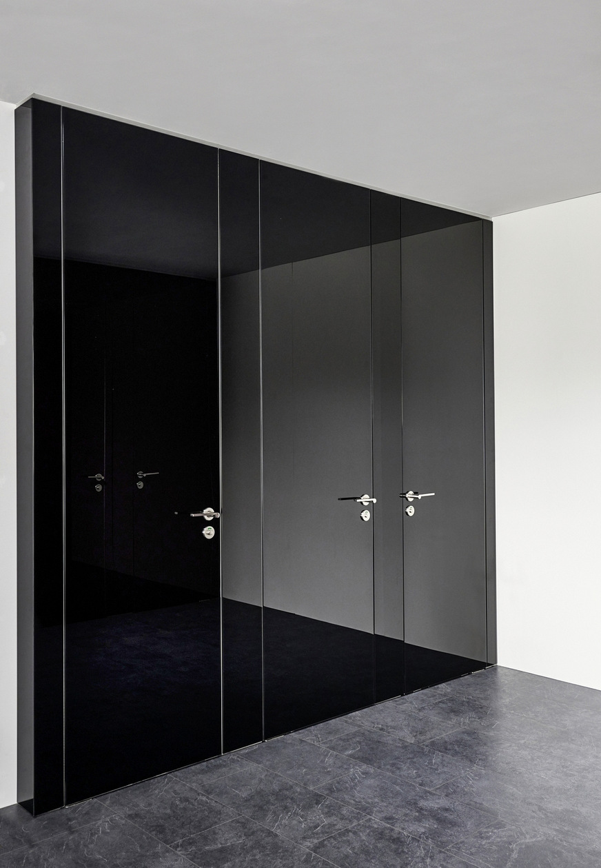 Das raumhohe WC-Trennwandsystem „Vento“ ist als ­Ganzglasanlage ohne sichtbare ­Beschläge besonders schlicht und elegant.