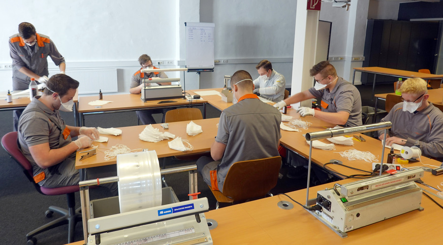 Auszubildende der Viessmann Werke hatten die Idee, selbst Schutzmasken für Mund und Nase zu entwickeln und herzustellen. Mehrere Hundert Masken wurden bereits an den Landkreis Waldeck-Frankenberg übergeben. In Kürze werden wöchentlich 10.000 Masken hergestellt.