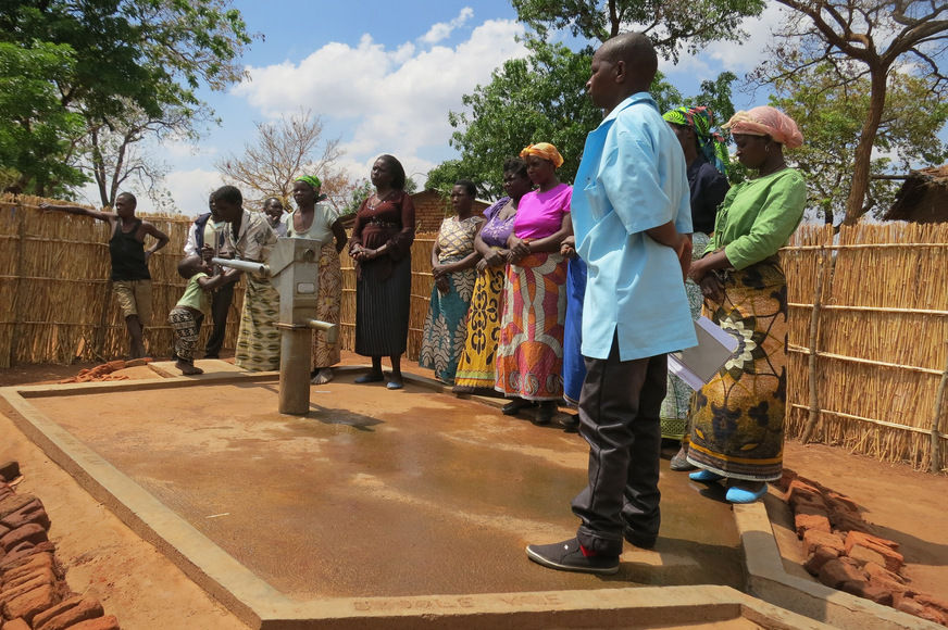 Im Rahmen eines 2. Kompensationsprojektes unterstützt Grohe in Malawi ein Projekt, das beschädigte Brunnen instand setzt.