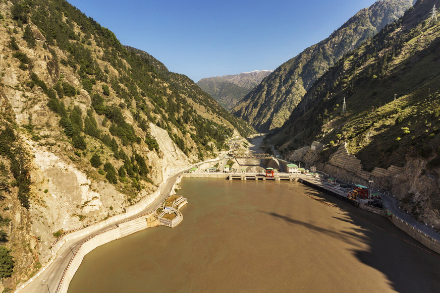 Bislang unvermeidbare CO2-Emissionen kompensiert Grohe durch 2 Ausgleichsprojekte. Saubere Energie dank Wasserkraft: Im nordindischen Bundesstaat Himchal Pradesh nutzt das Wasserkraftwerk die natürliche Strömung des Flusses Satluj, um Energie zu erzeugen.
