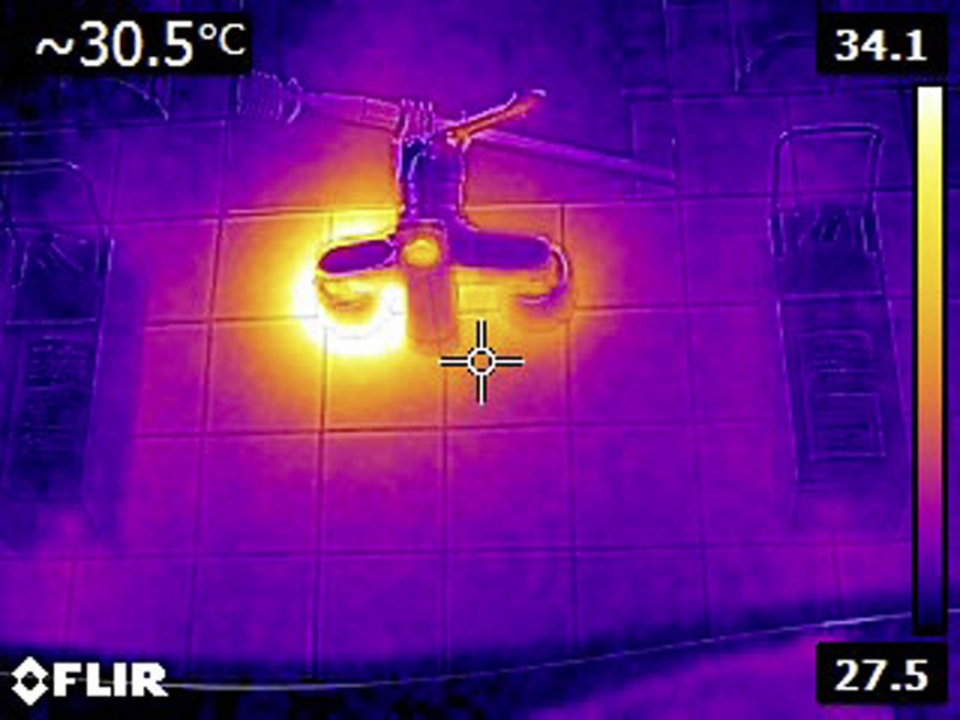 Bild 5: Der Blick durch die Wärmebildkamera zeigt: Entnahmearmaturen sind eine risikoreiche Wärmebrücke und führen schon nach kurzer Zeit zu unzulässig hohen Dauertemperaturen auf der Kaltwasserseite.