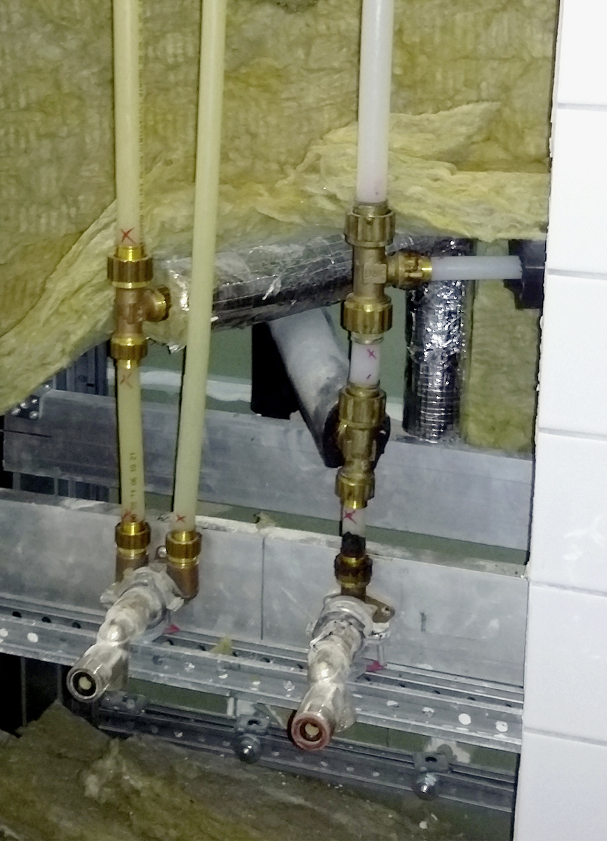 Bild 7: Doppeltes Hygienerisiko: Der direkte Anschluss der Zirkulationsleitung für Trinkwasser warm an der Entnahmearmatur plus die Wärmeabgabe in die gedämmte Vorwand führen sehr schnell zu einer unzulässigen Erwärmung von Trinkwasser kalt.