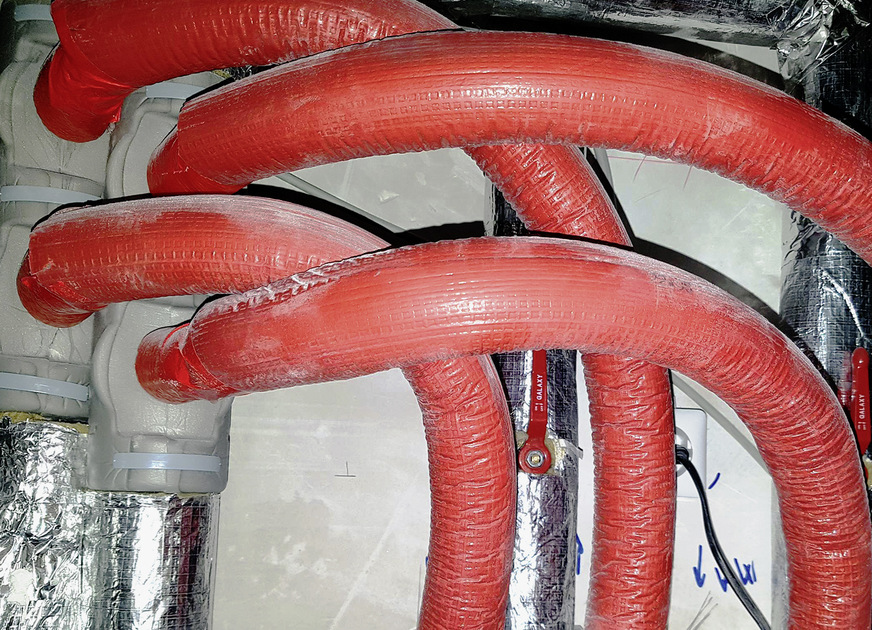 Bild 9: Von Bauteilen zur unkontrollierten Strömungsverteilung gehen die Anbindeleitungen (mit roter Dämmung) zu den Entnahmestellen ab. Eine Kontrolle nach DIN 31 051 ist praktisch unmöglich.