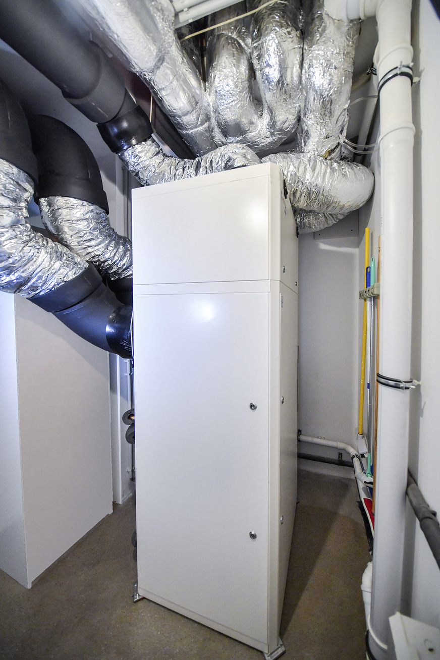 Die Haus﻿technikzentrale Genius von System­air sorgt nicht nur für den erforderlichen Luftaustausch, sondern heizt und kühlt zudem auch. In das kompakte Gerät integriert ist ein 150 l großer Warmwasserspeicher.