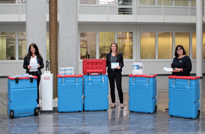 Bei der Spendenübergabe im Manfred Roth Atrium (von links): Diana Gillmann-Kamm vom Diakonischen Werk Marburg-Biedenkopf, Geschäftsführerin Dr. Anne-Kathrin Roth und Marion Dersch vom Gesundheitsamt.