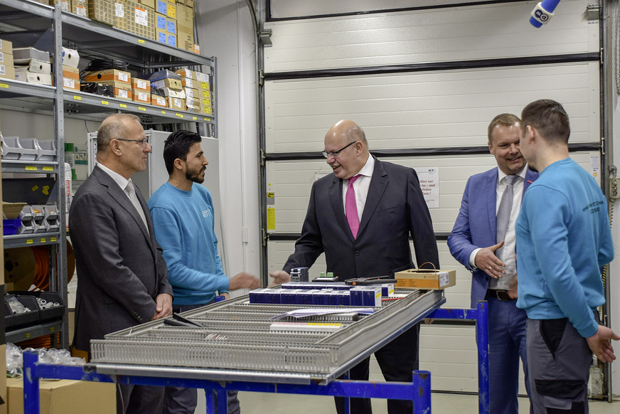 Hoher Besuch für Andreas Neyen (links): Wirtschaftsminister Altmaier (Mitte) bei ST Gebäudetechnik in Potsdam.