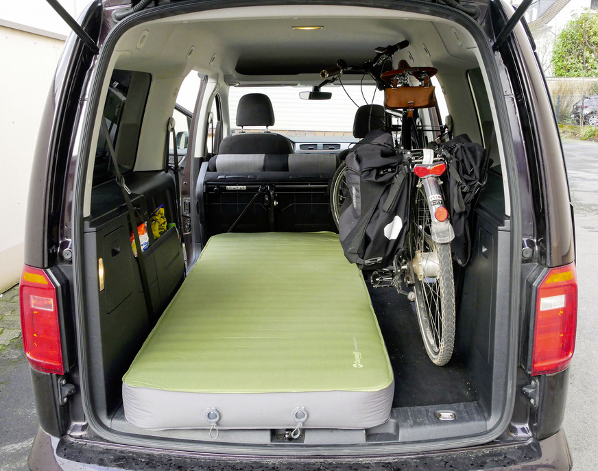 Geräumig: Bei n﻿ahezu gleicher Fahrzeug­länge mit dem normalen Multivan (knapp 5 m) erreicht der 207 cm breite Caddy Maxi hinter der hochgeklappten zweiten Sitzreihe noch 2 m Ladelänge.