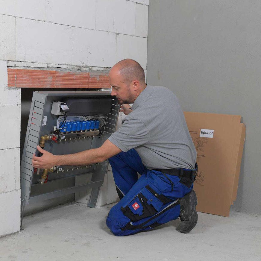 Der Arbeitsalltag vieler Fachhandwerker ist von einem hohen Zeit- und Kostendruck bestimmt. Mit vormontierte Verteilerstationen entfallen bis zu 250 Handgriffe auf der Baustelle.