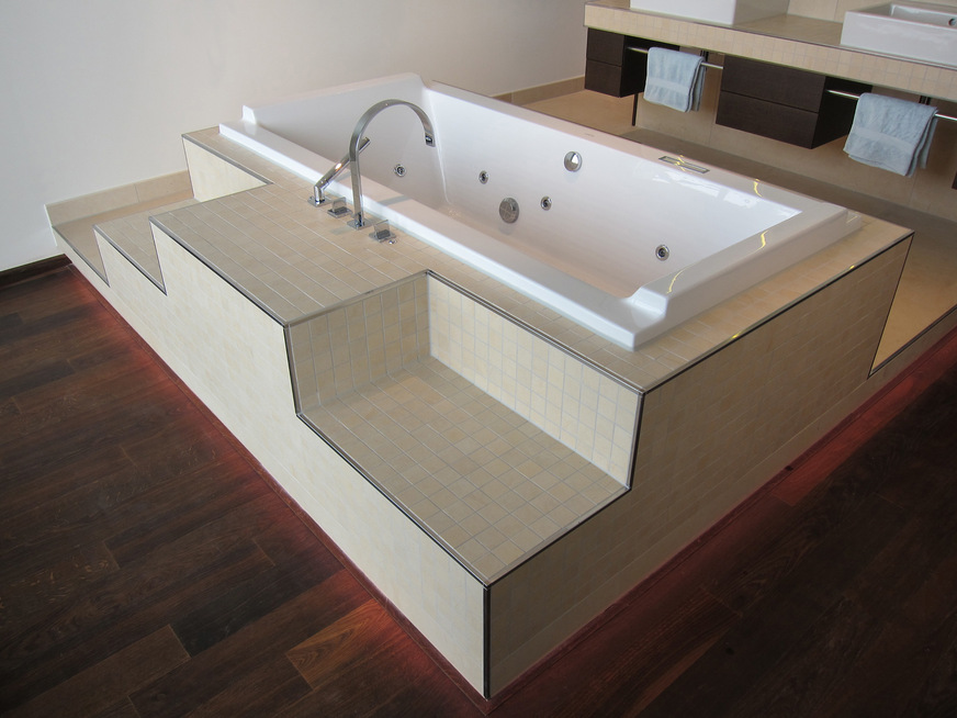 Um die Wanne wie gewünscht vor dem Fenster platzieren zu ­können, musste ein Podest eingebaut werden. Nur so ließen sich die Zu- und Abläufe der Wanne an den Schacht anschließen.