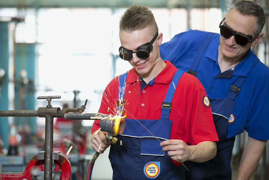 Die Mitarbeiter, insbesondere der Generationen Y und Z, wollen einen Sinn in ihrer Arbeit erkennen und lehnen scheinbar „sinnlose“ Tätigkeiten konsequent ab. Das bedeutet, Chefs müssen verstärkt die Hintergründe und Auswirkungen von Entscheidungen und Tätigkeiten erläutern, also Sinn stiften.