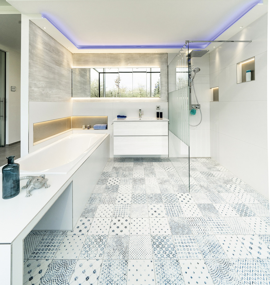 Ein Schlauchbad mit Badewanne und offenem, verglastem Duschbereich wird den Besuchern in Cube 4 präsentiert. Zudem gibt es zwei besondere Komplettbad-Details, ­welche Hartmut Graf offensiv seinen Kunden anbietet: Das sind zum einen die integrierten, ­beleuchteten Nischen zum Abstellen von Waschutensilien wie z. B. Shampoo- und Duschgel-Flaschen. Zum anderen sorgt im Deckenbereich ein Randfries mit Einbauleuchten, hier ein LED-Lichtband, für eine stimmungsvolle indirekte (Grund-)Beleuchtung.