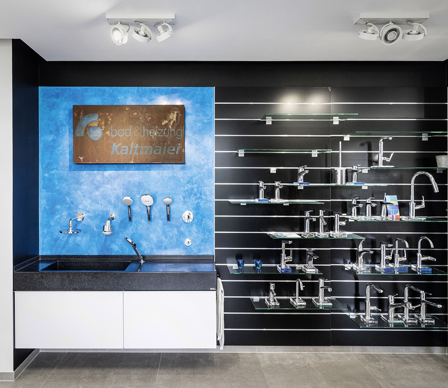 An einem funktionsfähigen Brausebrunnen können Kaltmaier-Kunden die Strahlarten der angebotenen Brausen live ausprobieren. Ergänzend zu den Produkten in den Cubes können die Kunden weitere Badarmaturen-­Modelle nicht nur ansehen, sondern auch anfassen und deren Bedienung ausprobieren.