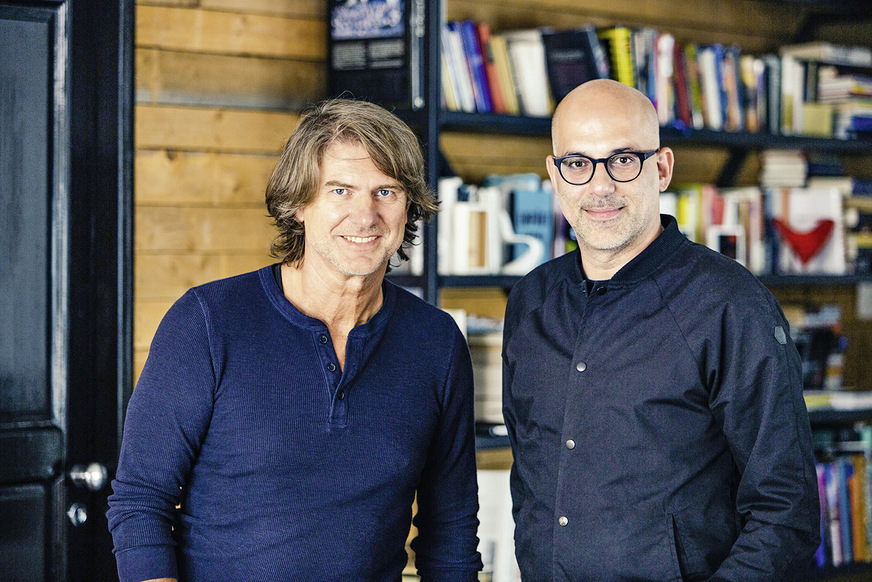 Joerg Heinrich (l.) ist ein gefragter ­Interior-Designer für Showrooms und Ausstellungen. Cyrus Ghanai, Dipl. Ing. für Innenarchitektur, ist bekannt für hochwertige Interior Architecture & Design.