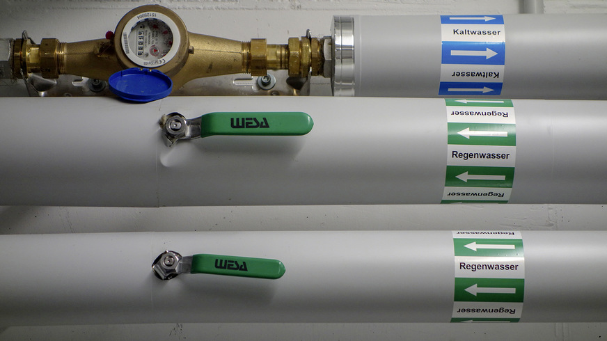 Kennzeichnung der nicht erdverlegten Leitungen, farblich unterschiedlich gemäß Trinkwasserverordnung und DIN 1989, um eine Verwechslung von Trinkwasser und Betriebswasser zu vermeiden.