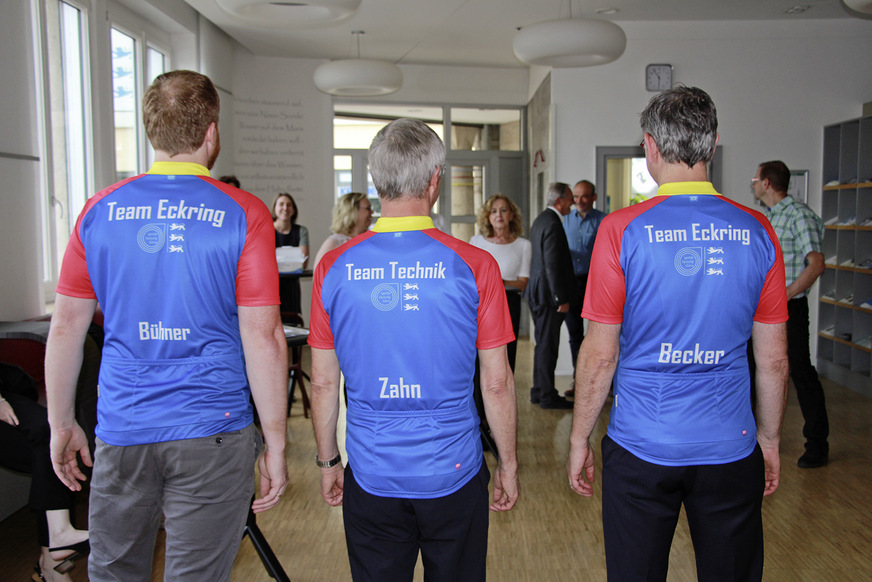 Zum Abschied eine bleibende Erinnerung: Dietmar Zahn erhielt ein Rad-Trikot für sein „Team Technik“.