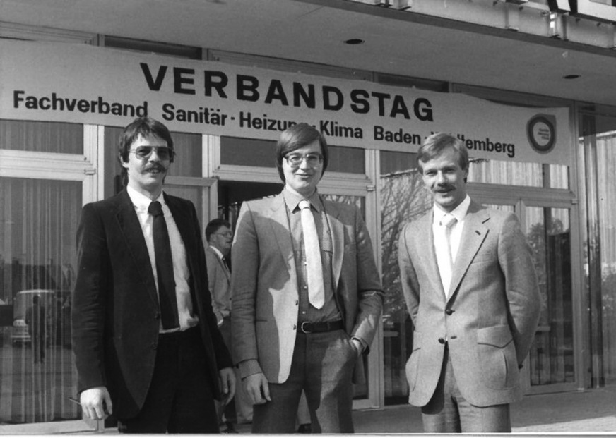 Wie alles begann: Ein Bild vom Verbandstag 1981 in Tettnang, Dietmar Zahn ist der junge Mann auf dem Bild ganz rechts. In der Bildmitte ist Reiner Hohl zusehen, rechts steht nach unseren Recherchen ein gewisser Herr Nagel.