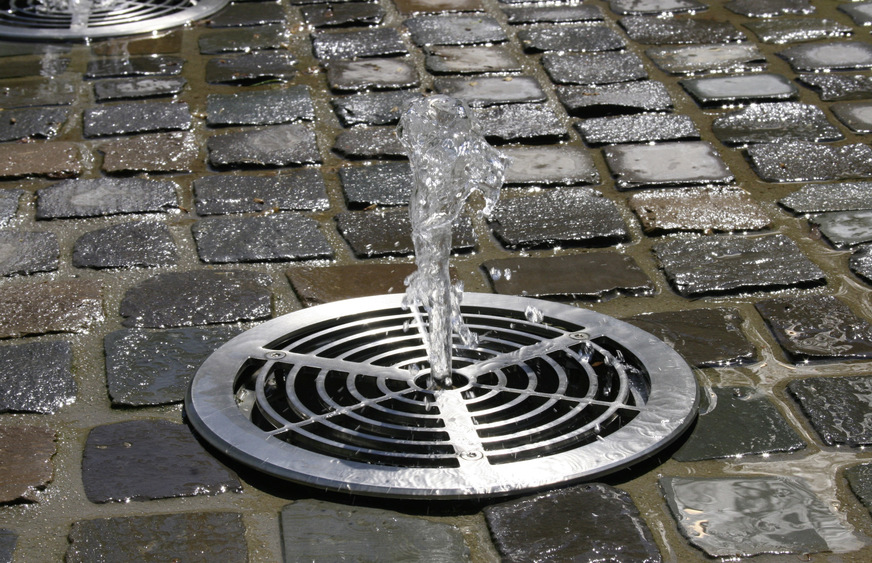 Wasserspiel: Trinkwassertrennstationen sind zwingend vorgeschrieben, wenn durch den Verwendungszweck eine Verkeimung des ­Trinkwassers über die Entnahmestelle befürchtet werden muss.