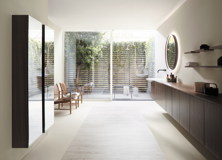 Durch großzügige Glasflächen, Türen oder Fenster ins Grüne oder zu einem bepflanzten Innenhof kann der Architekt oder Badplaner den Eindruck einer Öffnung des Badezimmers zur Natur erzielen.