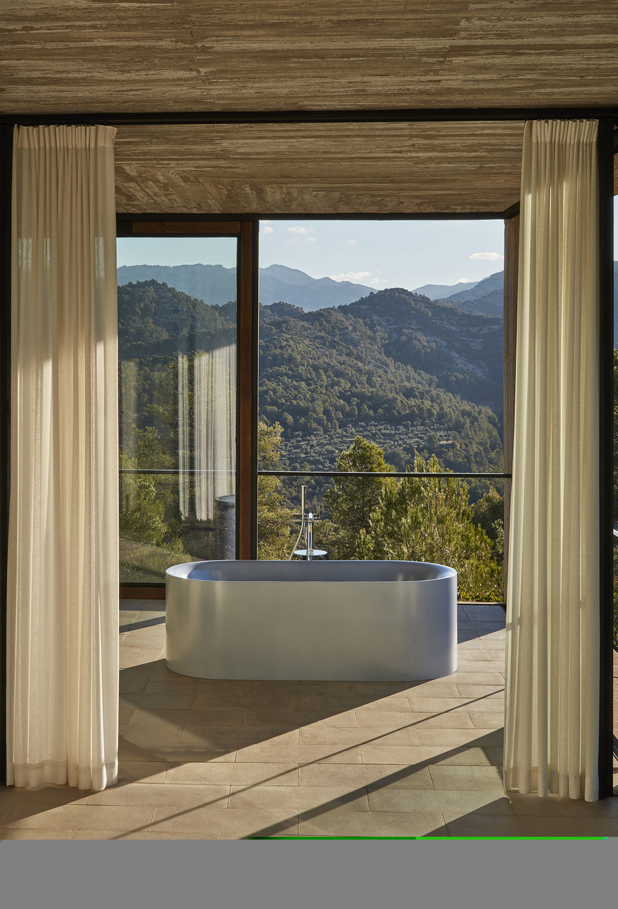 Die Badewanne als integraler Bestandteil der Architektur: der Blick in die Natur macht eine freistehende Badewanne zum aufregenden Lieblingsplatz und wertet das Badeerlebnis ungemein auf.