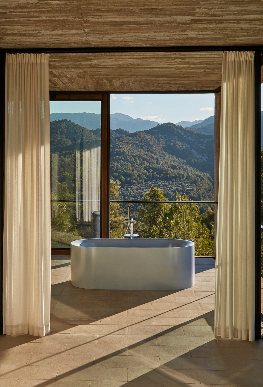 Die Badewanne als integraler Bestandteil der Architektur: der Blick in die Natur macht eine freistehende Badewanne zum aufregenden Lieblingsplatz und wertet das Badeerlebnis ungemein auf.