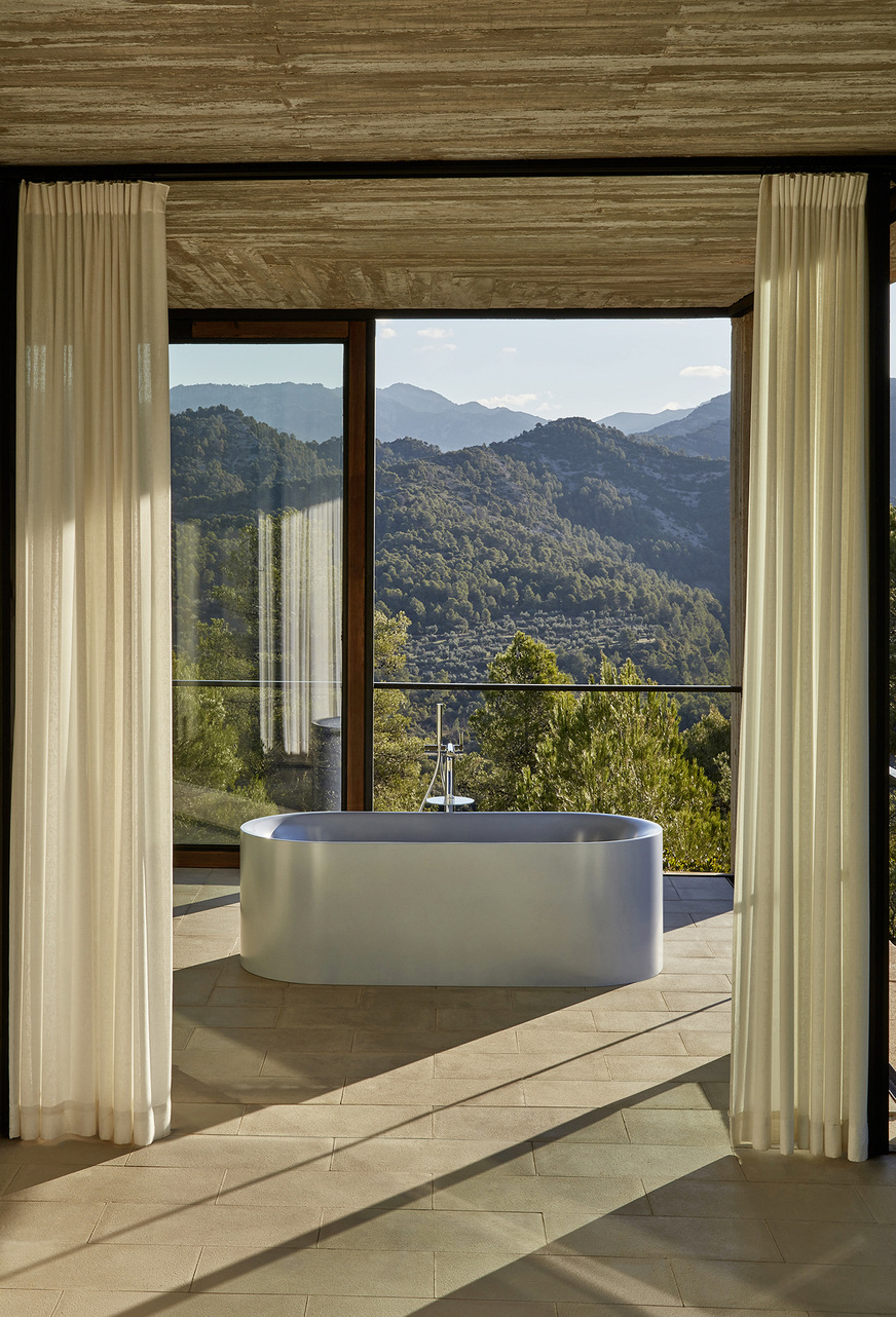 Die Badewanne als integraler Bestandteil der Architektur: Der Blick in die Natur macht eine frei stehende Badewanne zum aufregenden Lieblingsplatz und wertet das Badeerlebnis ungemein auf.