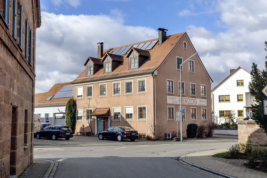 Die Herzog Sanitär- und Energietechnik GmbH ist ein mittelständischer Handwerksbetrieb in Mittelfranken. Das ehemalige Haupthaus in der Ortsmitte von Allersberg nutzt das Unternehmen als Büro.