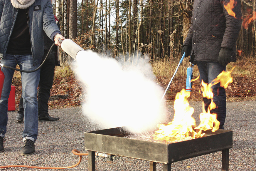 Schulungen und Löschübungen rechnet man dem betrieblich-organisatorischen Brandschutz zu.