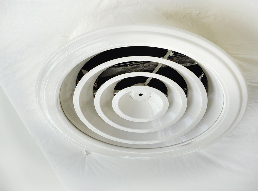 Bei Abluftanlagen werden Viren über den Flur bis ins Bad transportiert. Eine innerhalb der Wohnung verlegte Zuluftleitung zum Bad als Nachströmöffnung unterbindet diesen Weg.