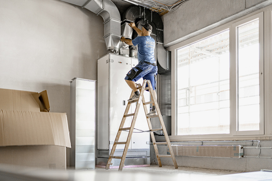 Im Erweiterungsbau wurden ein modulares RLT-Gerät sowie 47 Kompaktlüftungsgeräte installiert. Die geförderte Luftmenge richtet sich nach dem CO2-Gehalt der Abluft.