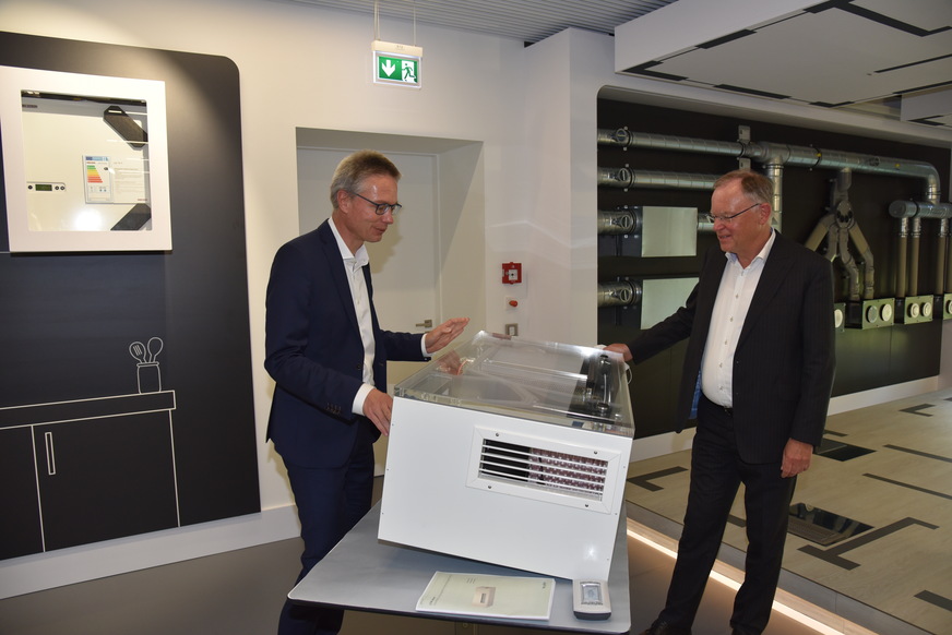 Neben der Diskussion über die politischen Themen, informierte sich Ministerpräsident Stephan Weil (rechts) auch allgemein über Lüftungsgeräte und Wärmepumpen. 