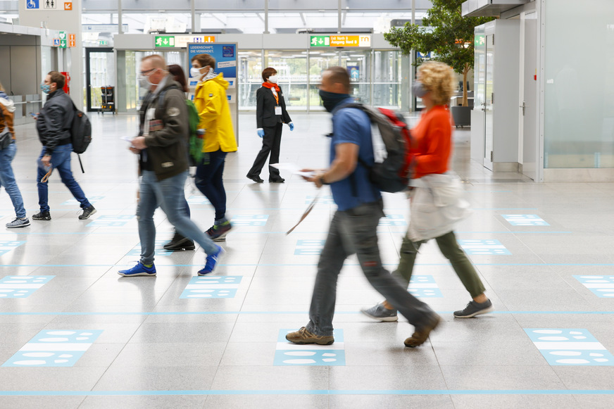 Eindeutige Vorgaben: Mund-Nase-Schutz, Abstandsmarkierungen, Richtungspfeile und Hygienebeauftragte waren allgegenwärtig.