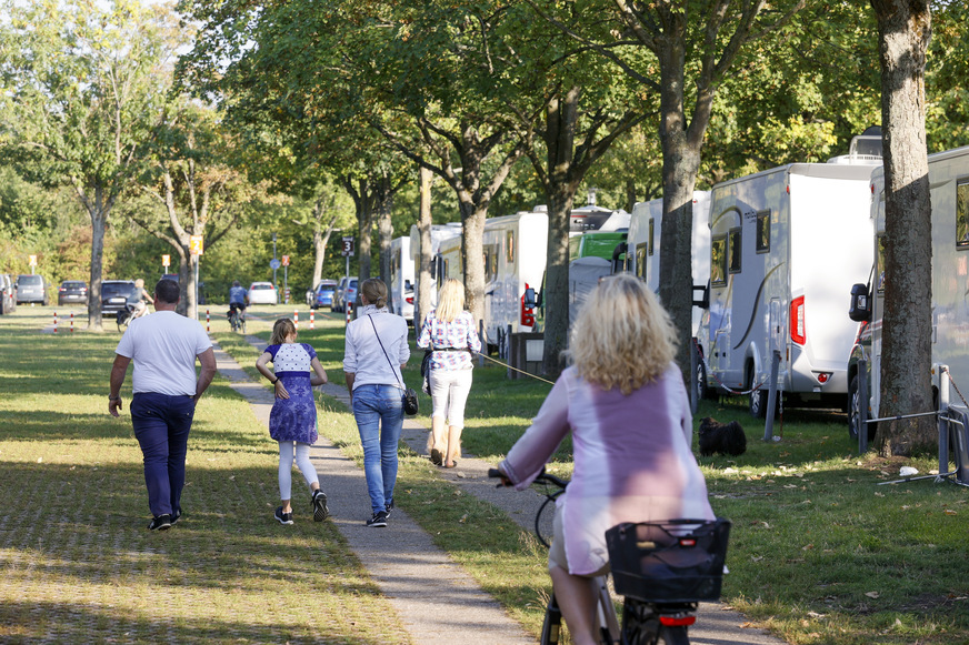 Stellplatz plus Übernachtung: Traditionell steht ein Teil der Messeparkplätze als Campingareal zur Verfügung – diesmal mit größeren Abständen.