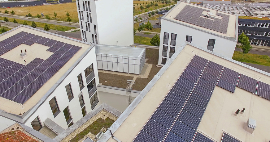 Die lokale Strom­erzeugung erfolgt über 600 besonders effiziente PV-Module HIT mit einer Gesamtleistung von 195 kWp. 90 % des PV-Stroms werden direkt im Objekt verbraucht.