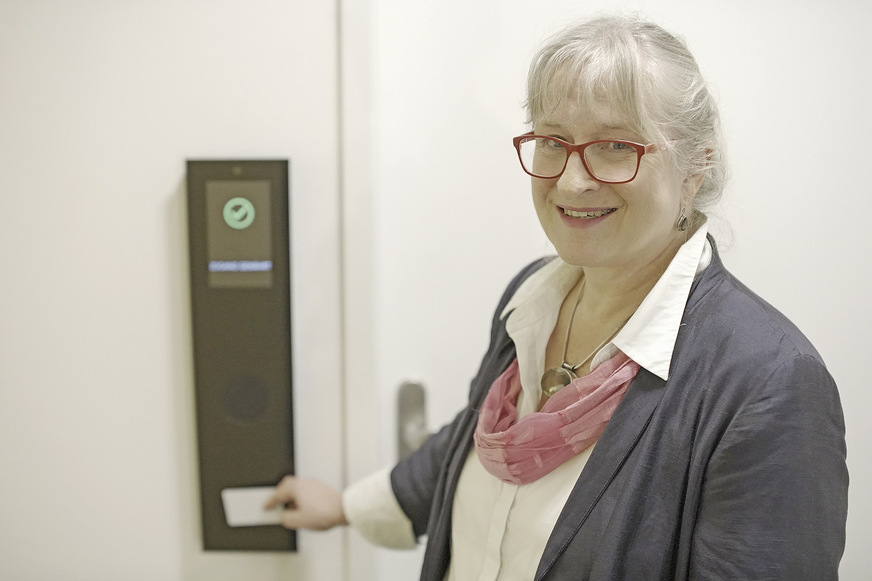 Das digitale Zutrittssystem ermöglicht den Zugang zu Haus- und Wohnungstüren mit einer Chipkarte (RFID) oder per Smartphone-App.