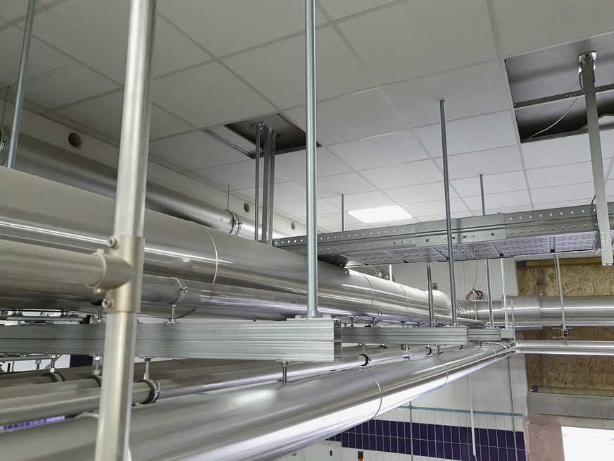 Ein umfangreiches Zubehörprogramm eröffnet viele Montagevarianten. Hier werden über eine Montageschiene zwei Ebenen für die Rohrleitungsführung realisiert.