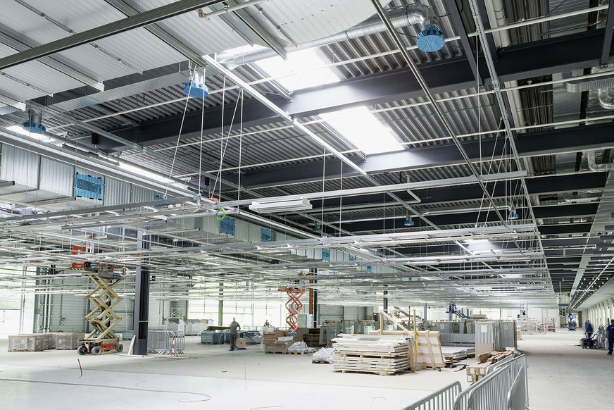 In Hallen sind Rasterdecken aus Montageschienen eine flexible Möglichkeit zur Zuführung von Betriebsmitteln und Energie.