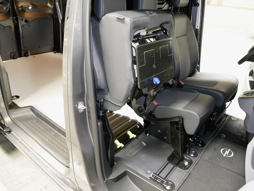Klappe in der Trennwand auf – Sitz hoch: Mit der FlexCargo-Durchlademöglichkeit erweitert sich der Frachtraum um 0,5 m³ (Option ab Interieur „Cargo Edition“ möglich).