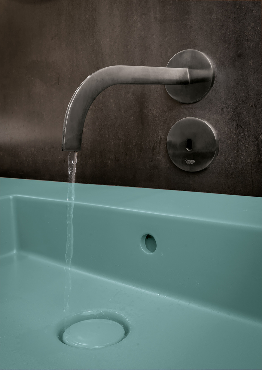 Der ultradünne Auslauf von „Atrio Icon 3D“ (Grohe) lässt den Wasserfluss wie eine magische optische Illusion erscheinen.