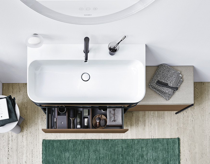 Übergangslos designt: Duravit stellt mit der Erweiterung der Serie Happy D.2 Plus von sieger design die neue, zum Patent angemeldete c-shaped Technologie vor. Diese Technologie soll einen exakt parallelen Formverlauf von Keramikbecken und Möbel ohne Überstand oder Rücksprung garantieren, mit einer akkuraten Fuge von 4 mm. Komplett aus DuraCeram® gefertigt und speziell bearbeitet, bietet c-shaped alle Vorteile einer keramischen Glasur wie Reinigungsfreundlichkeit und Robustheit und zugleich völlig neue Design-Optionen.