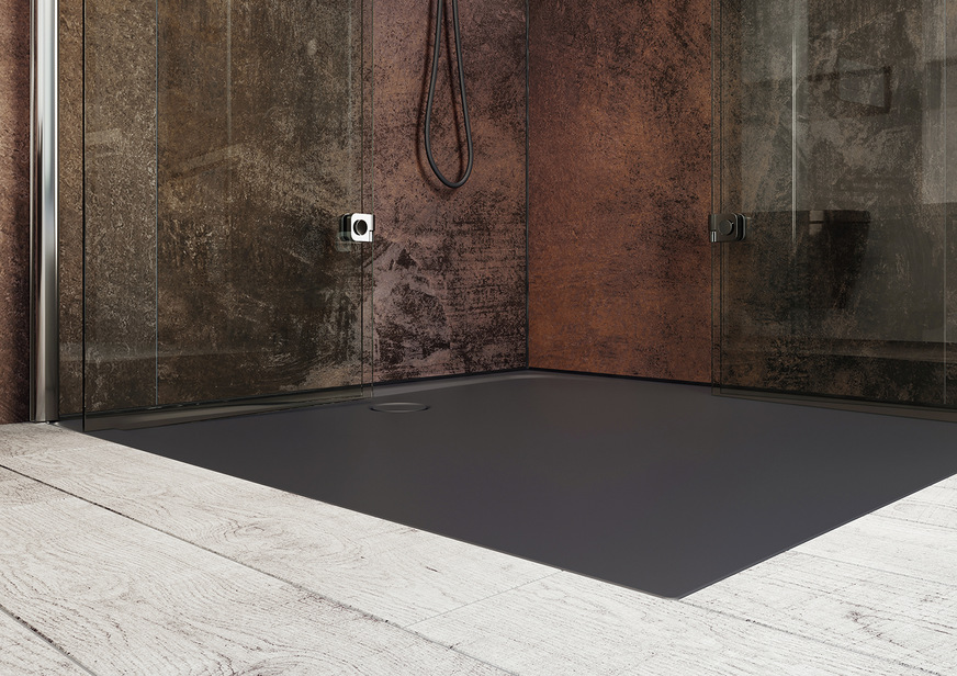 Mehr Freiraum: Kaldewei Cayonoplan Multispace ist ein Duschsystem für den bodenebenen Einbau. Sie ist die erste von DIN-Certco-zertifizierte emaillierte Duschfläche, die alle Anforderungen der Barrierefreiheit nach DIN 18040-2 erfüllt und dabei zu 60 % der Bewegungsfläche im Bad zugerechnet werden kann. Damit lassen sich selbst Minibäder von nur 4 m2 ganz einfach gemäß den Anforderungen der DIN 18040-2 barrierefrei ausstatten.
