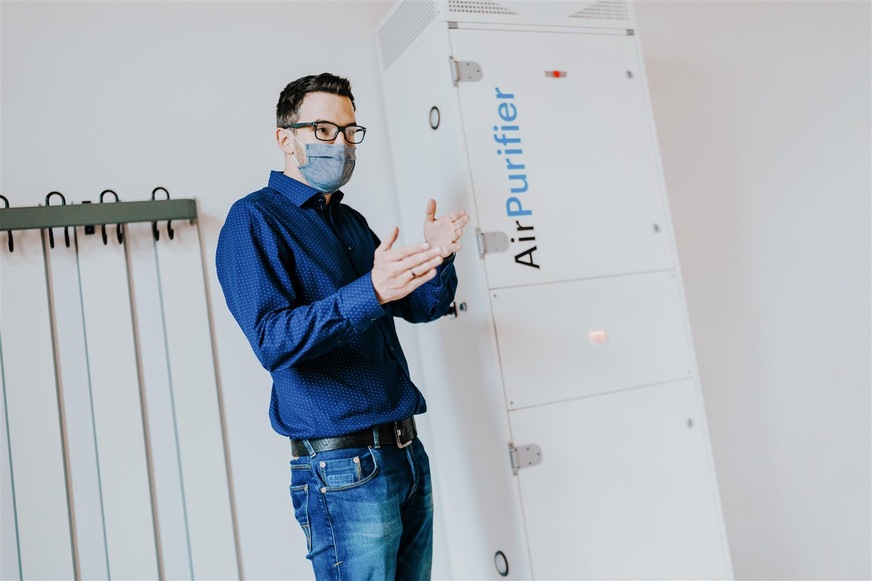 Roland Klum, Leiter Entwicklung Airhandling bei der WOLF GmbH mit dem neuen WOLF Luftreiniger „AirPurifier“.
